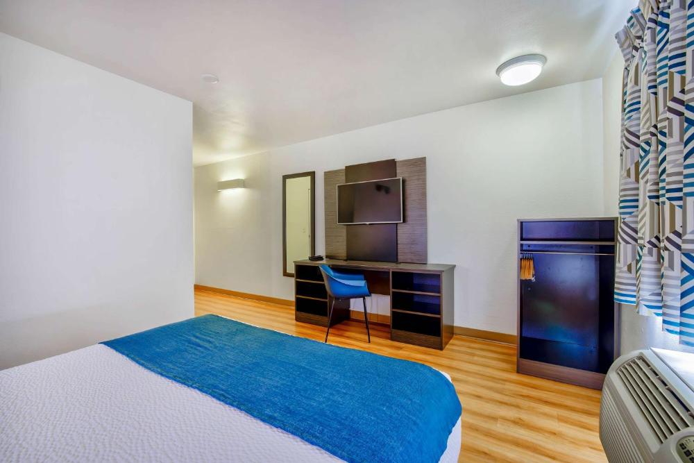 Queen Room - Disability Access interior